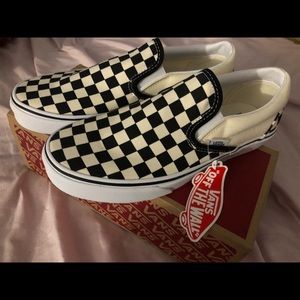 I am selling vans I just bought them and they didn’t fit.